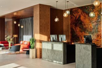 Czterogwiazdkowy hotel Mercure Szklarska Poręba, którego wnętrza zaprojektowała warszawska pracownia architektoniczna Tremend.
