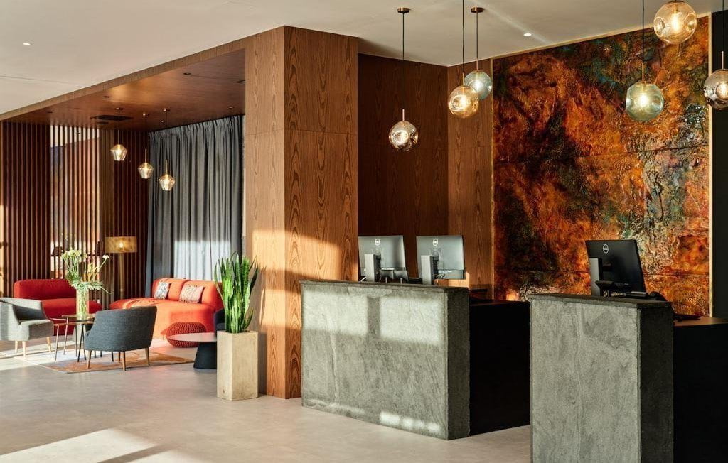 Czterogwiazdkowy hotel Mercure Szklarska Poręba, którego wnętrza zaprojektowała warszawska pracownia architektoniczna Tremend.