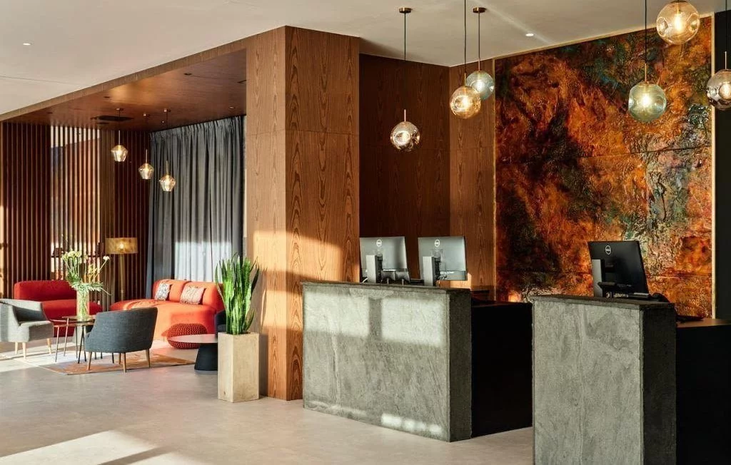 Czterogwiazdkowy hotel Mercure Szklarska Poręba, którego wnętrza zaprojektowała warszawska pracownia architektoniczna Tremend.