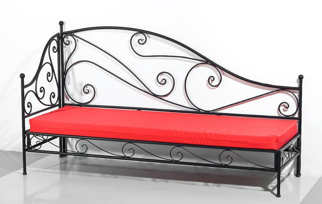 Firma Metalarte prezentuje kanapę „Maroc” z serii „New Collections”. To mebel kuty ręcznie, malowany proszkowo i ręcznie patynowany.