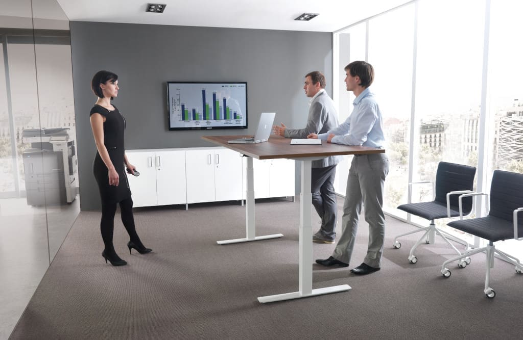 „Balance” marki Mikomax Smart Office jest dostępny zarówno jako stanowisko menedżerskie, jak i rozwiązanie do sali konferencyjnej.