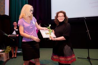 Sofia Valentin, dyrektor generalna firmy Daymaker (z lewej) wręcza nagrodę Annie Ściechowskiej, customer knowledge manager firmy IKEA, wyróżnionej w Daymakerindex 2016.