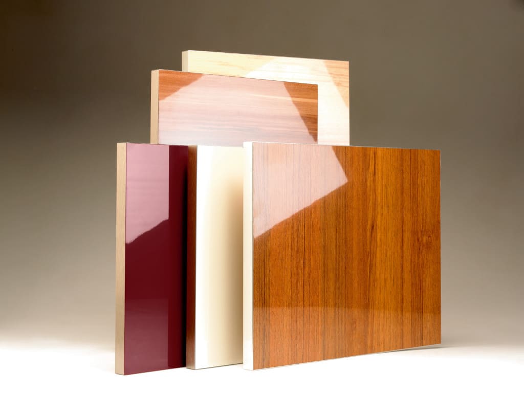 Powłoka „Polygloss” firmy Niemann jest odporna na zarysowania, nie wymaga specjalnych środków do konserwacji, a także nie występuje tu efekt płowienia powierzchni po dłuższym okresie użytkowania.