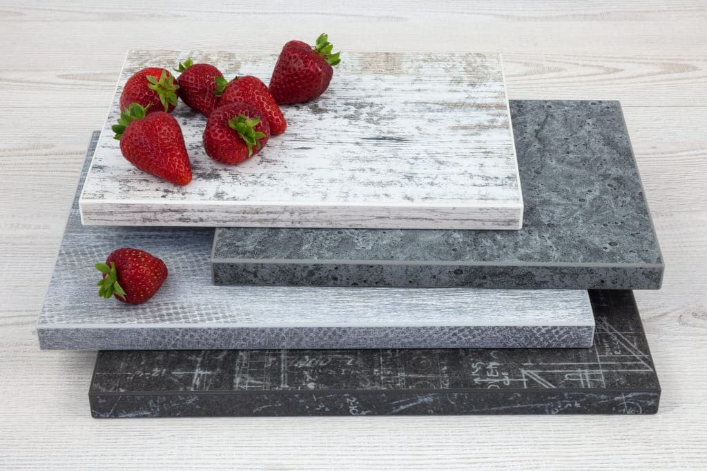 Firma Schilsner zainwestowała niedawno w narzędzie, dzięki któremu może zaoferować nietypowe dekory obrzeży. Proponowane przez firmę obrzeża ABS pasują do nietypowych dekorów płyt.