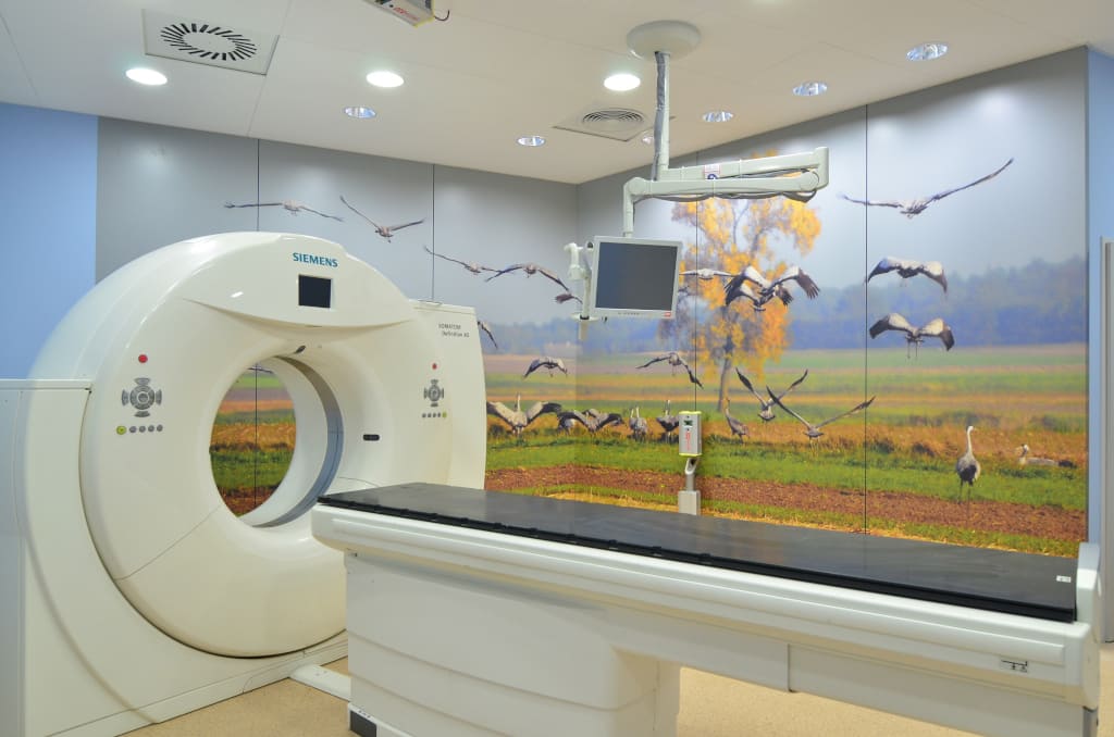 Okładziny ścienne z laminatu, na który nadrukowano wzór z żurawiami z oferty firmy Abet Laminati wykonano w Ośrodku Radioterapii w Kaliszu (proj. arch. Anna Malicka).