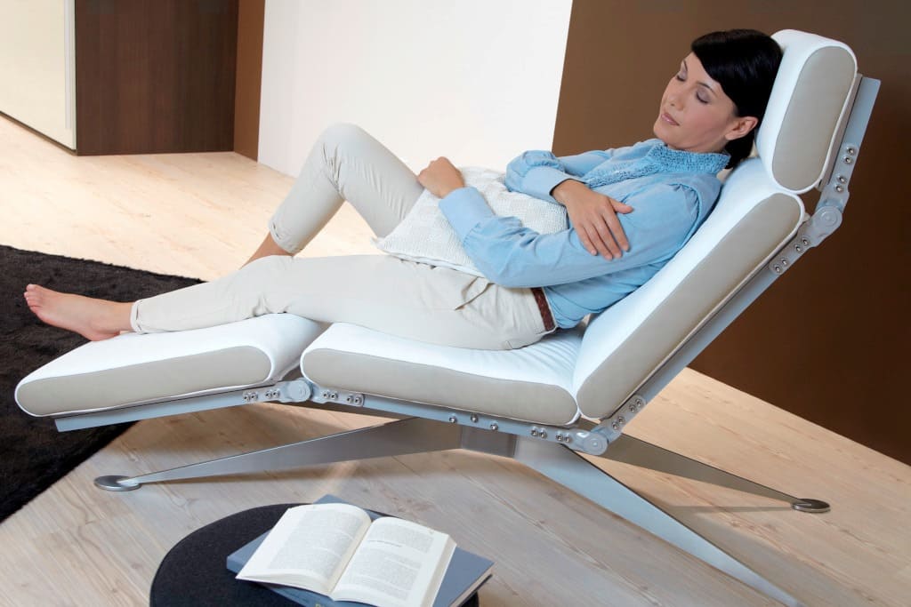 Nowe okucia „PowerFlex” firmy Hettich zmieniają meble tapicerowane w uniwersalne obiekty o zmiennych kształtach i funkcjach.