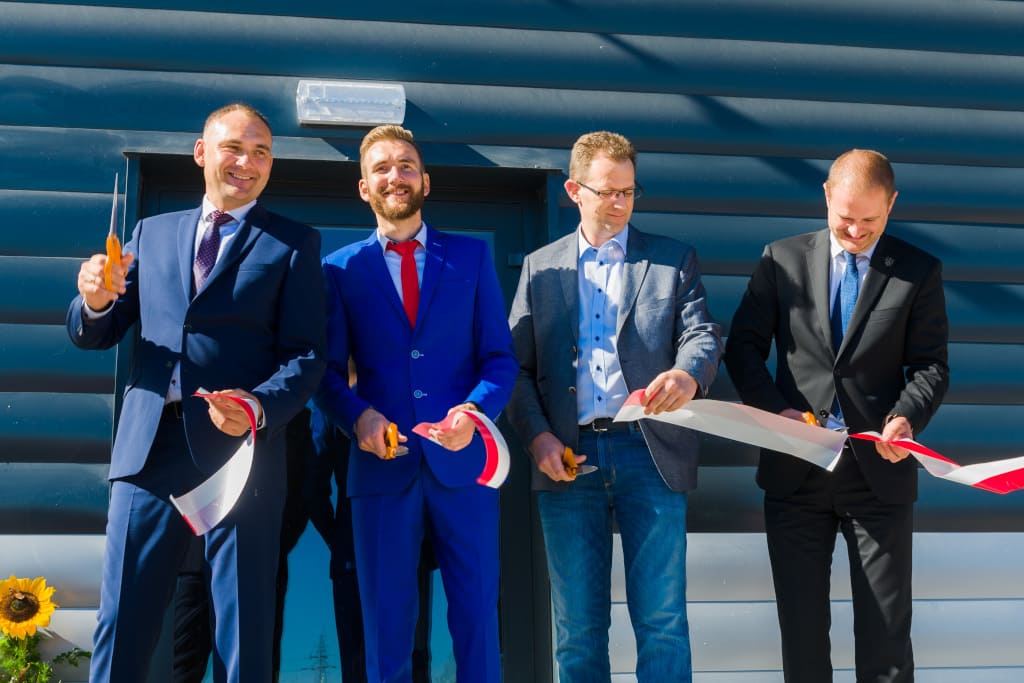 Od lewej: Mariusz Nierzwicki – prezes firmy Feniks, Waldemar Nierzwicki – wiceprezes, Adam Prabucki – dyrektor produkcji, Jacek Pauli – Burmistrz Skarszew.