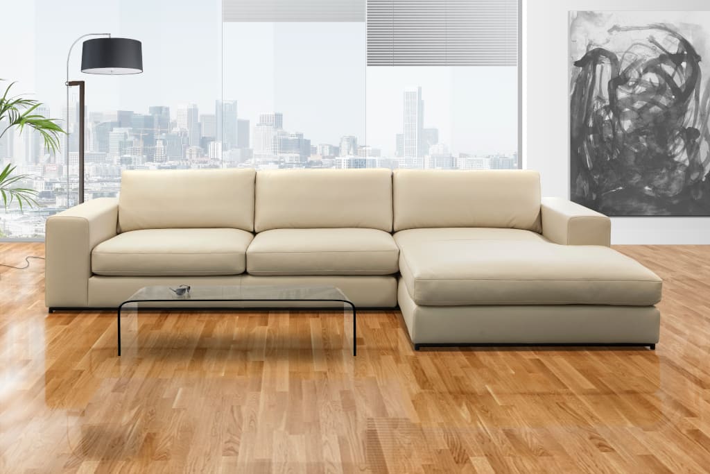 Nowy model „Paul” marki Livingroom charakteryzuje się szerokimi możliwościami adaptacji do potrzeb klienta. Może on wybrać m.in. kształt podłokietnika, a także rodzaj i wysokość stopek.