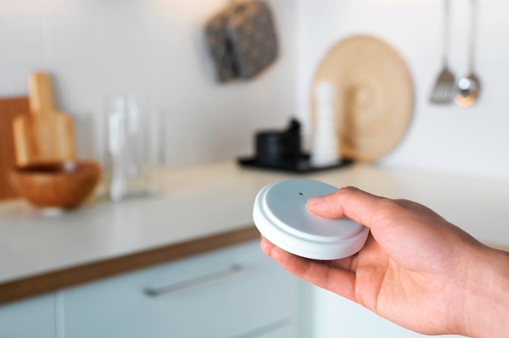 Za pomocą pilota zdalnego sterowania „Ansluta” (oferta sieci IKEA) z łatwością można ściemnić oświetlenie w kuchni w dwóch położeniach.