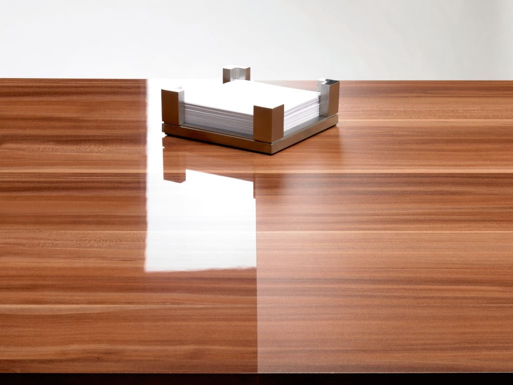 Płyty „Polygloss” – jak zaznaczają przedstawiciele firmy Niemann Polska – w odróżnieniu od popularnych na rynku płyt akrylowych, są zdecydowanie łatwiejsze w codziennym użytkowaniu.