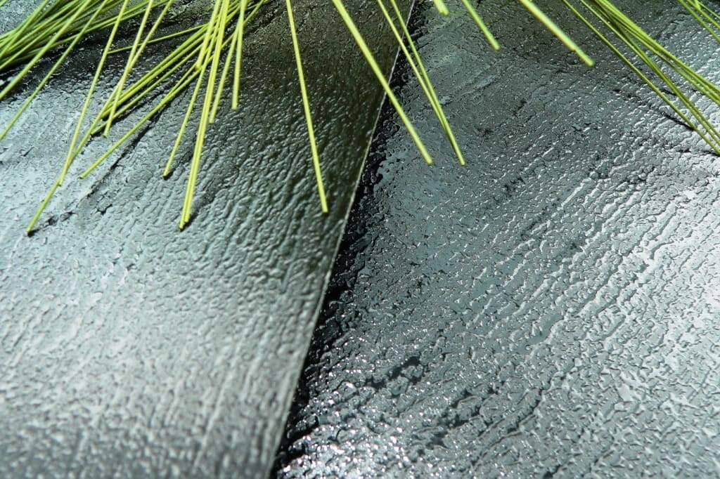 „Relieflack” firmy Kröning. Widoczny jest metaliczny połysk.