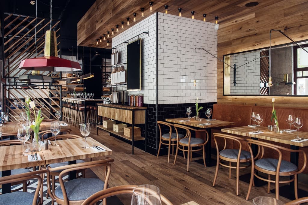 We wnętrzu sopockiej restauracji Crudo wykorzystano fotel „No 30 by Ton” (dystr. Ton Polska).