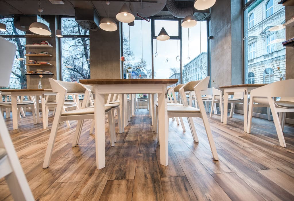 Do warszawskiej restauracji InFormal trafiły meble (krzesła, fotele i krzesła barowe) z kolekcji „Merano” (proj. Alex Gufler, prod. Ton, dystr. Ton Polska).