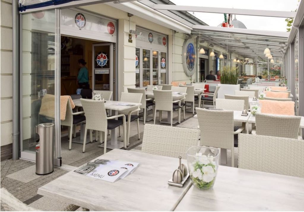 Widoczna na zdjęciu realizacja firmy Faber dobrze wpisuje się w mocno dominujący w tym sezonie trend na jasne kolory.