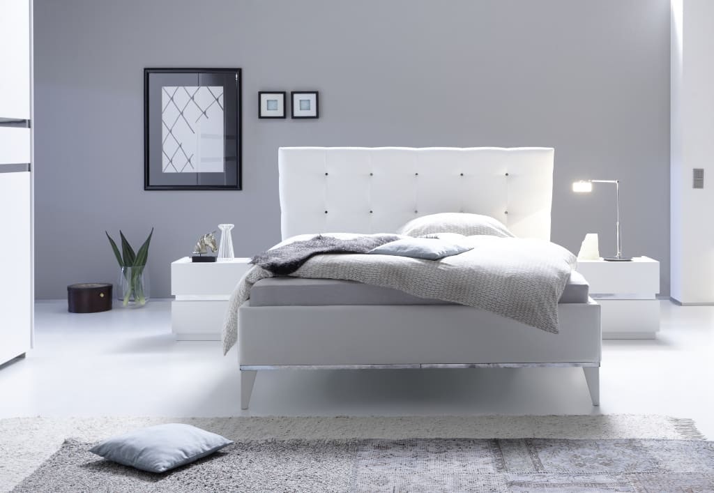 „Rex” (dystr. MC Akcent) to nowoczesna szafka nocna z dwiema szufladami, wykonana w białym lakierze matowym. Znakiem rozpoznawczym modelu jest dekoracyjna wstawka chromowana.