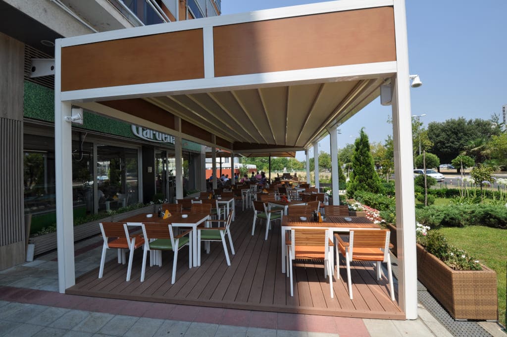 „Ripper” (prod. Rondo Polska) to nowoczesne meble do ogródków kawiarnianych w niebanalnej kolorystyce.