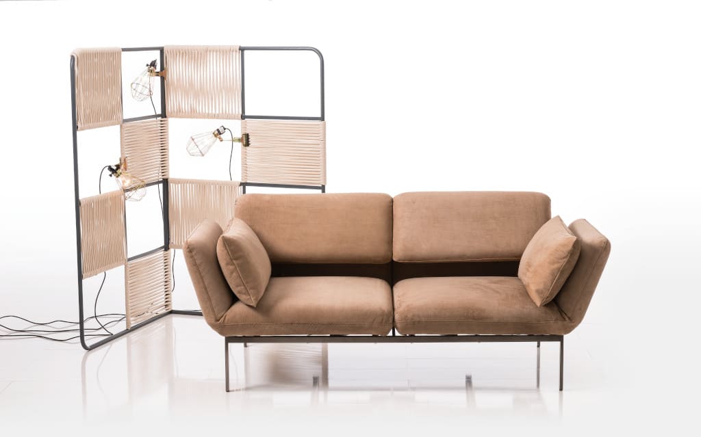 Delikatny stelaż modelu „Roro” (proj. Roland Meyer-Brühl, prod. Brühl, dystr. Alnus) mieści niewiarygodne funkcje.