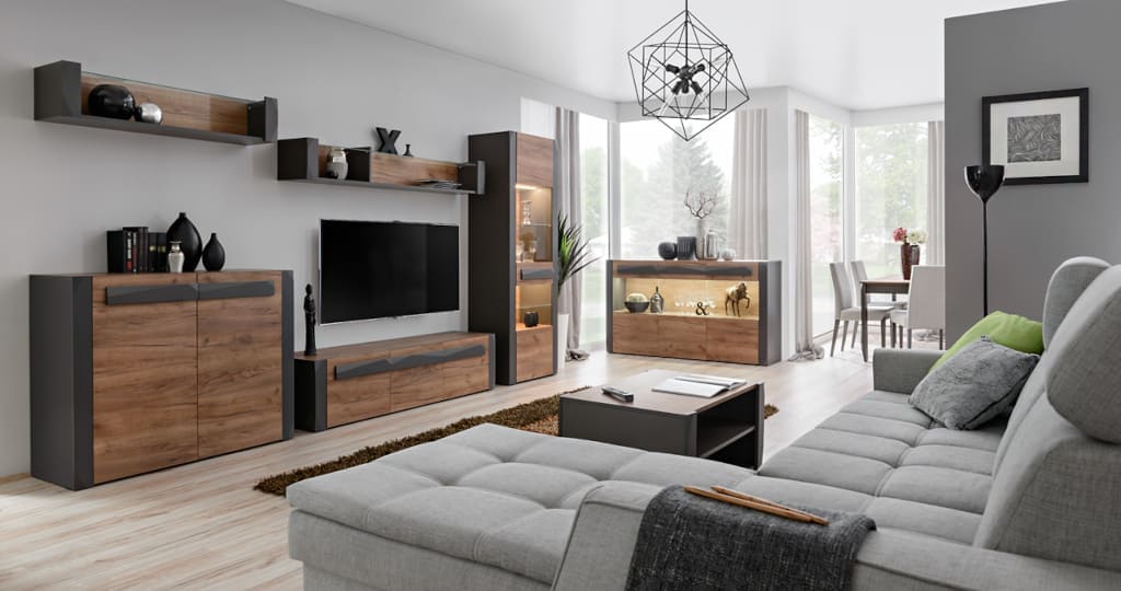 W salonie „Goja” (proj. Maja Palczewska, prod. MSP Dąb) zestawiono fronty w dekorze „Dąb Craft Tabacco” z korpusami i listwami ozdobnymi w kolorze grafitowym.