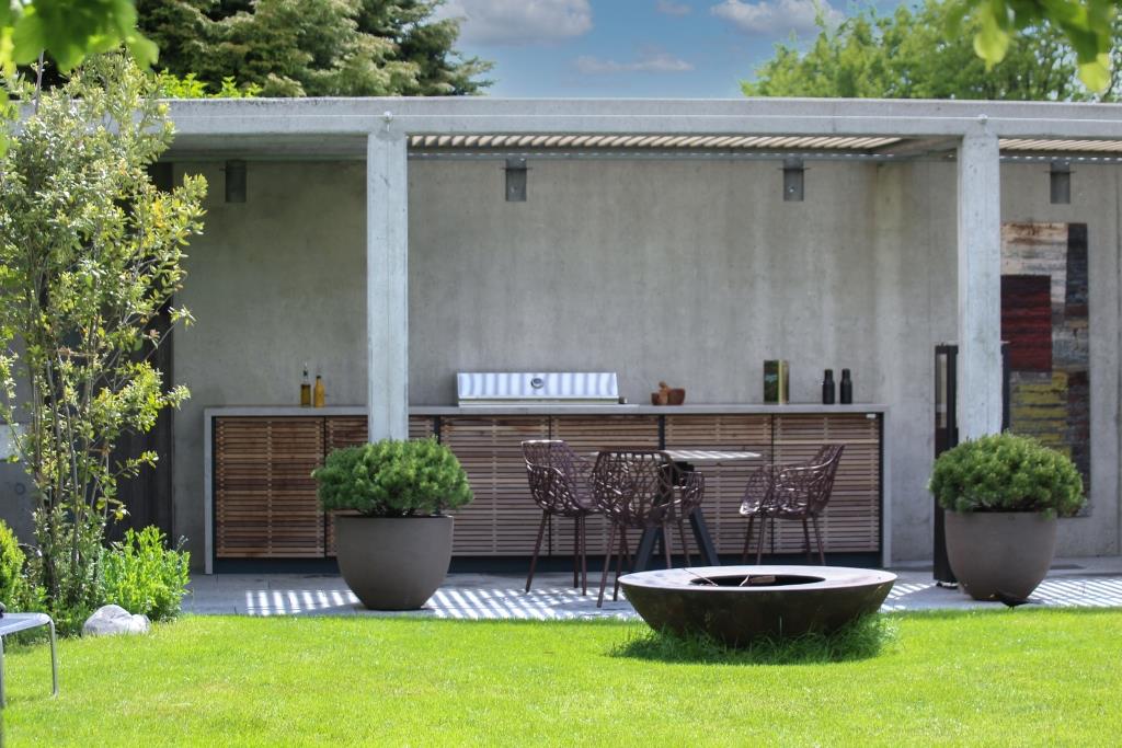 Dzięki odpornym na warunki atmosferyczne kuchniom zewnętrznym – najlepiej z zadaszeniem – można przygotowywać posiłki wspólnie z rodziną lub przyjaciółmi na zewnątrz.