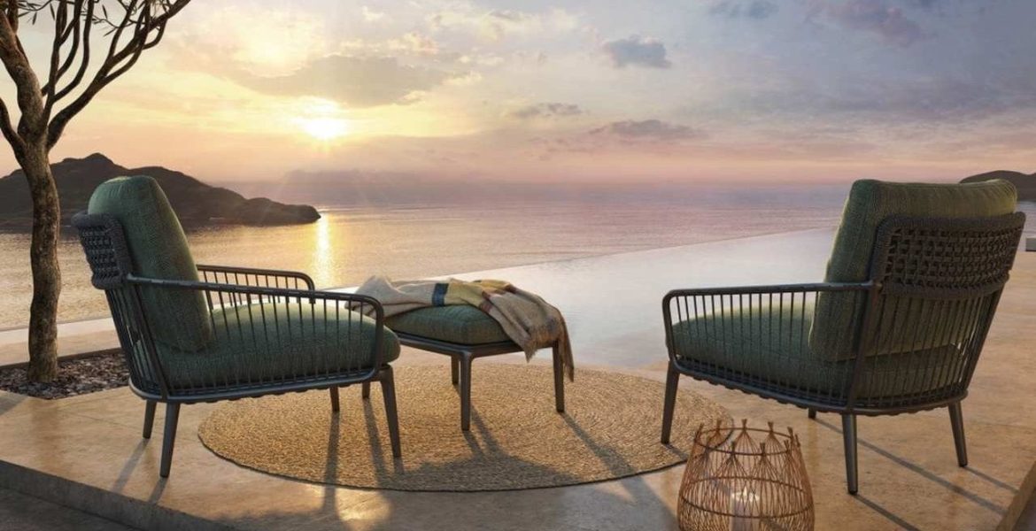 Ręcznie wykonane wyroby z wikliny w połączeniu z aluminiową ramą zapewniają duży komfort i idealnie współtworzą salon na zewnątrz. Fot. VDM/Rolf Benz.