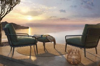 Ręcznie wykonane wyroby z wikliny w połączeniu z aluminiową ramą zapewniają duży komfort i idealnie współtworzą salon na zewnątrz. Fot. VDM/Rolf Benz.