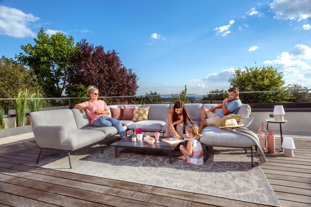 W najnowsze trendy wpisują się delikatne, zaokrąglone sofy w kolorze jasnoszarym. Kolorowe akcenty stanowią kolorowe poduszki. Fot. VDM/W. Schillig.