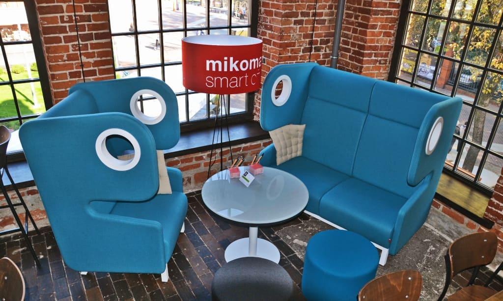 Serię „Packman” (proj. Tomasz Augustyniak, prod. Mikomax Smart Office) wyróżnia oryginalny design i wygoda. Na zdjęciu „Packman” w restauracji Bawełna w Łodzi.