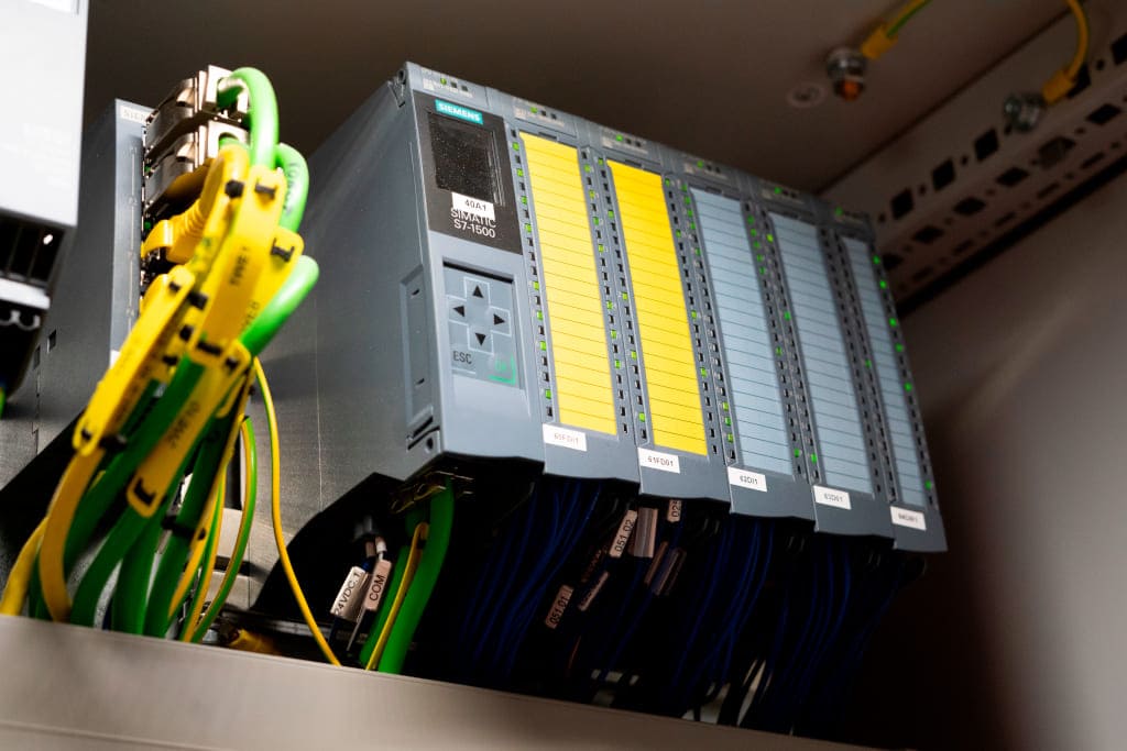 W modernizacji produkcji SITS zdecydowano się na komponenty Siemensa. Rozwiązanie oparto o sterownik S7-1500 w wykonaniu FailSafe.