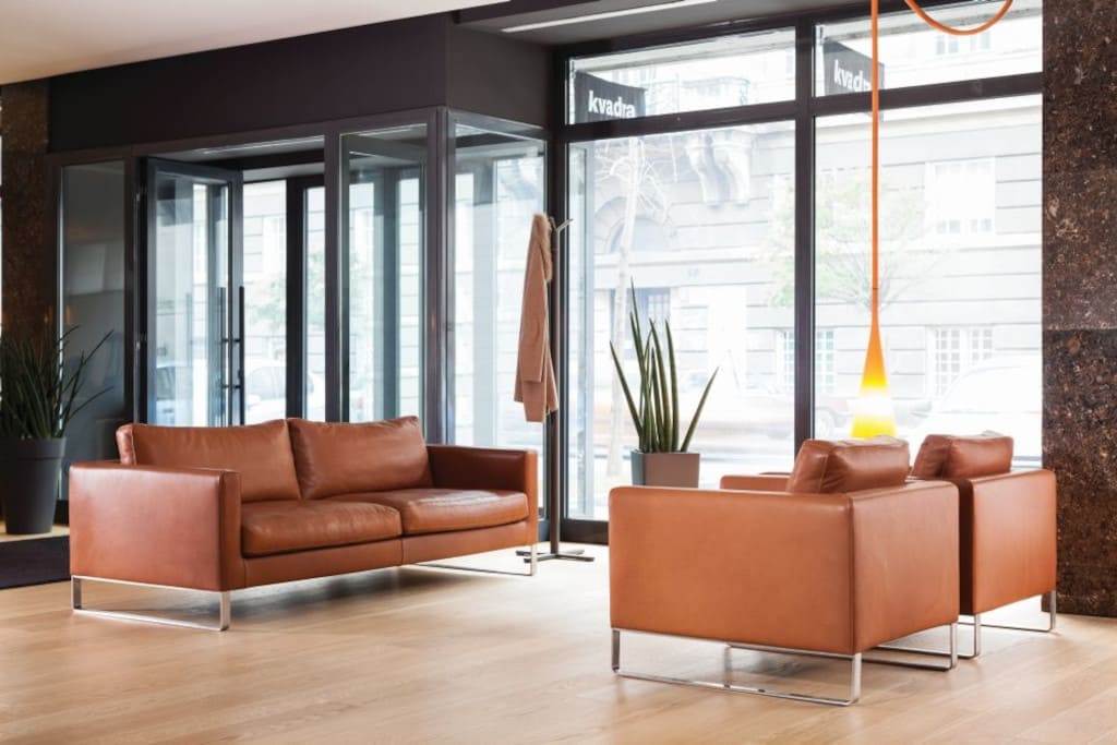 Sofa „Elegance” firmy Prostoria (dystr. Le Pukka Concept Store) doskonale odnajdzie się zarówno we wnętrzu klasycznym, jak i nowoczesnym.