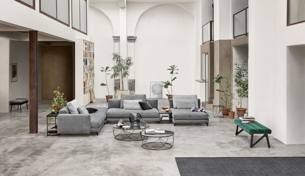 „Nuova” to elegancka, komfortowa sofa do salonu niemieckiej marki Rolf Benz, oferującej luksusowe meble wypoczynkowe oraz meble do salonu i jadalni.