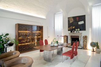 Oryginalne, „lustrzane” nogi stołu „Manhattan” (prod. Tonin Casa, dystr. Inter – Comodo) wykończone są polerowaną stalą nierdzewną.