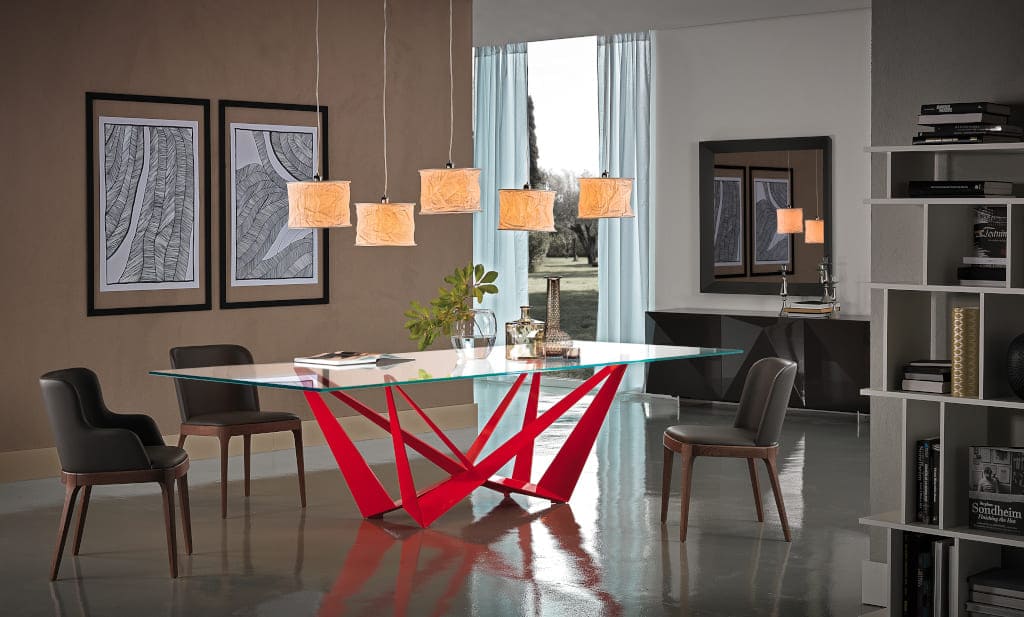 „Scorpio” (prod. Cattelan, dystr. Dobroteka) to stół na lakierowanej, metalowej podstawie. Jego blat może być szklany o ściętych krawędziach lub drewniany – wykonany w orzechu lub dębie.