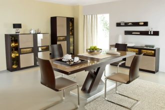 Stół ze szklanym blatem z kolekcji „New York” to propozycja firmy Paged.