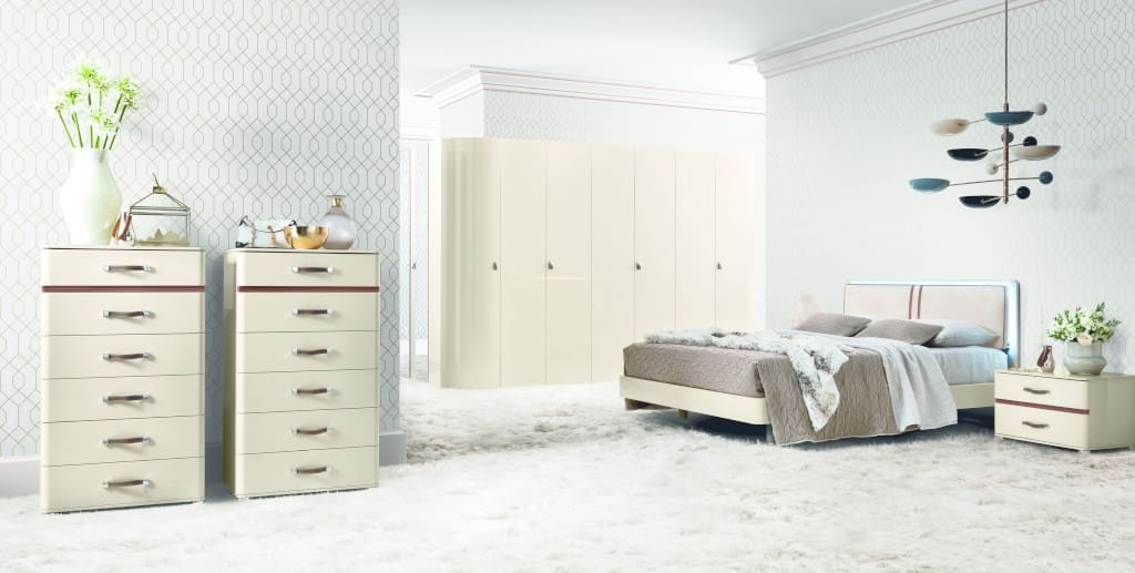 Sypialnia „Altea” (dystr. Rad-Pol) to połączenie szyku z nowoczesnością. Jej znakiem rozpoznawczym są opływowe kształty.