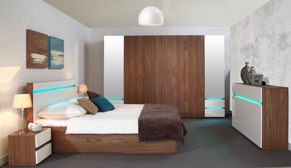 Sypialnia „Amber” firmy Wajnert Meble dedykowana jest wszystkim, którzy cenią nowoczesną stylistykę i funkcjonalne rozwiązania.