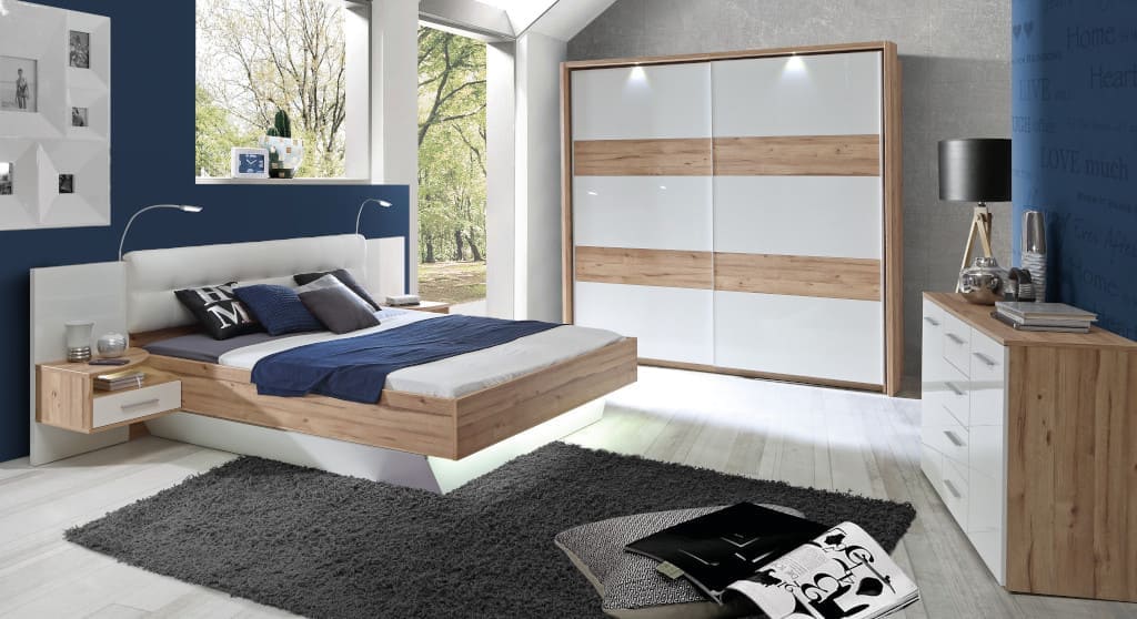 Nowoczesna, minimalistyczna sypialnia „Corsica” to propozycja z oferty Forte. Uwagę zwraca rama łóżka i ciekawie rozwiązana kwestia nóżek, a raczej ich brak.