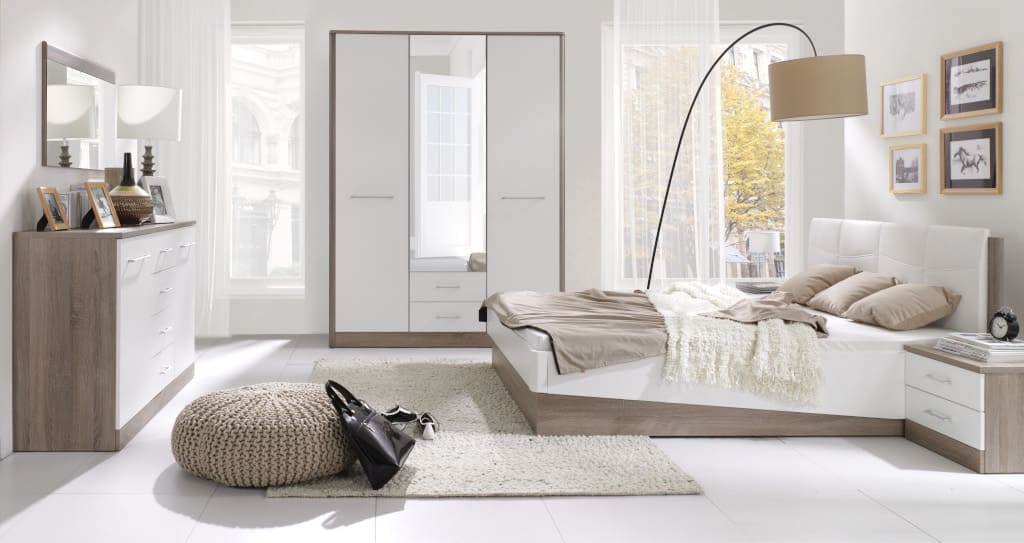 Stonowana sypialnia „Liverpool” to propozycja firmy Stolwit Meble. Jej cechą charakterystyczną jest połączenie dwóch kolorów: bieli alpejskiej i „Dębu Sonoma trufel”.