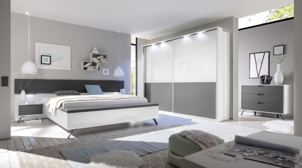 „Match” (dystr. MC Akcent) to nowoczesna sypialnia, wykonana w białym połyskowym lakierze, połączonym z szarym lakierem matowym.