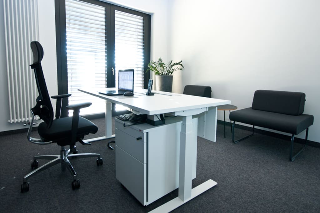 Meble gabinetowe „Balance” marki Mikomax Smart Office dostosowują się do indywidualnych potrzeb menedżera.