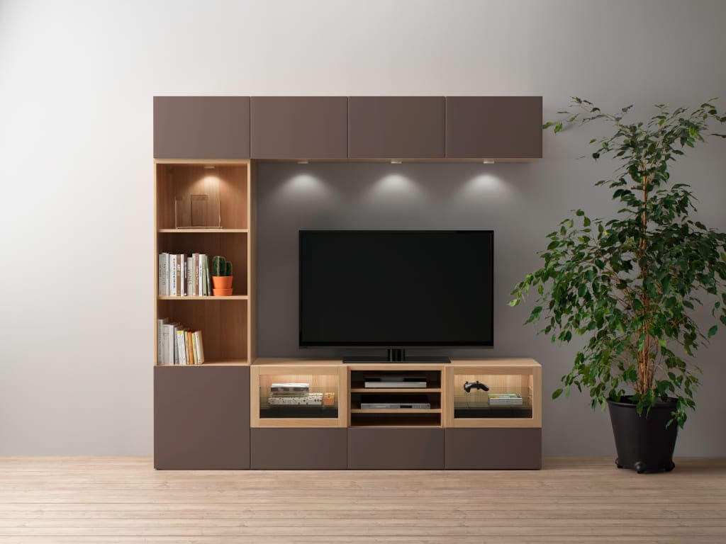 System do przechowywania „Bestå” IKEA pozwala na stworzenie w salonie spersonalizowanych zestawów wysokiej jakości, w których znajdzie się miejsce na wszystko – od książek po telewizor.