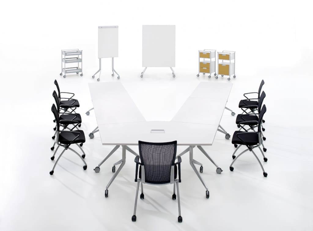 System modułowych stołów do sal konferencyjnych „Planes” amerykańskiej firmy Haworth (dystr. Marro) jest elastyczny i łatwo rekonfigurowalny.