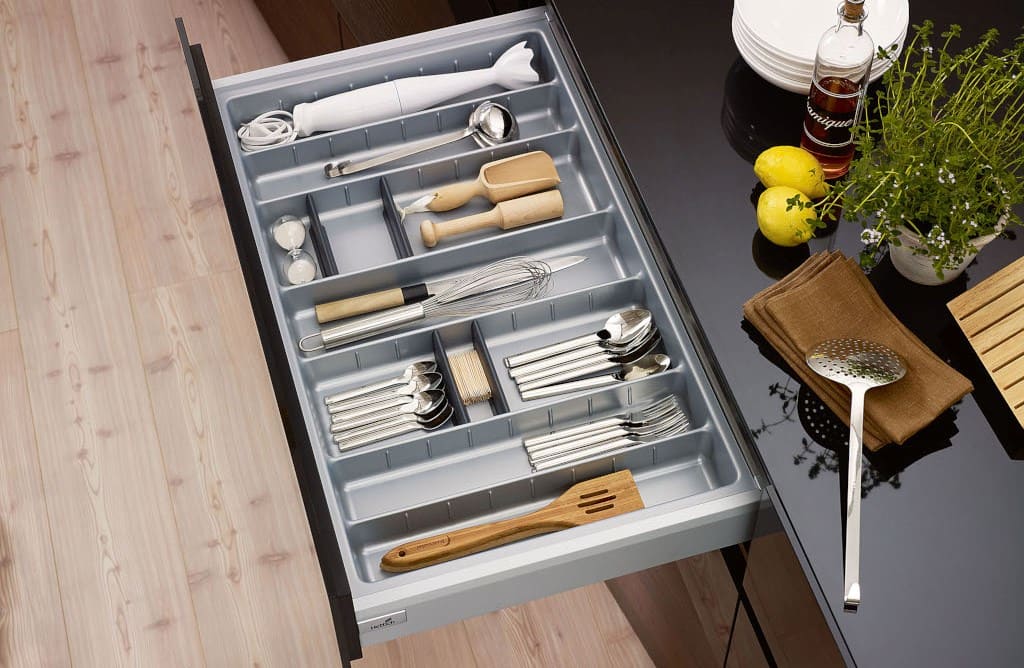 System organizacji szuflad „OrgaTray” firmy Hettich dostępny jest w praktycznej wersji tworzywowej.