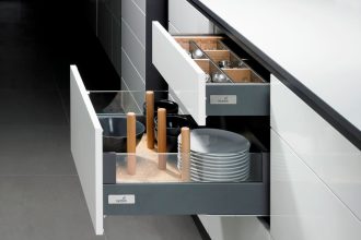 System organizacji wewnętrznej do stabilizacji produktów przechowywanych w szufladzie „InnoTech” firmy Hettich.