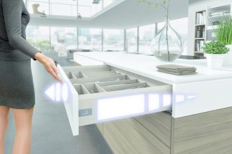 System „Push To Open Silence” do szuflad „ArciTech” firmy Hettich pozwala na otwieranie szuflady poprzez lekkie dociśnięcie frontu i jej ciche domykanie po popchnięciu.