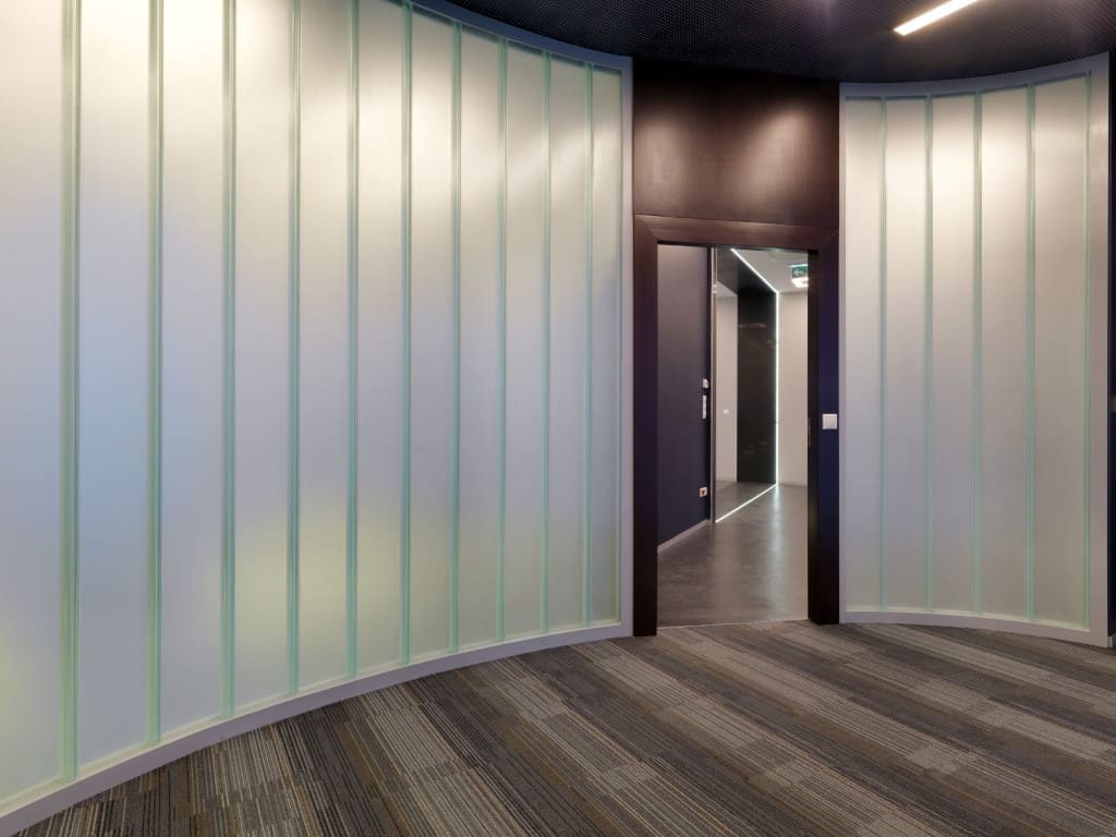 Wykorzystywany w aranżacjach hotelowych system szklenia „Pilkington Profilit”.