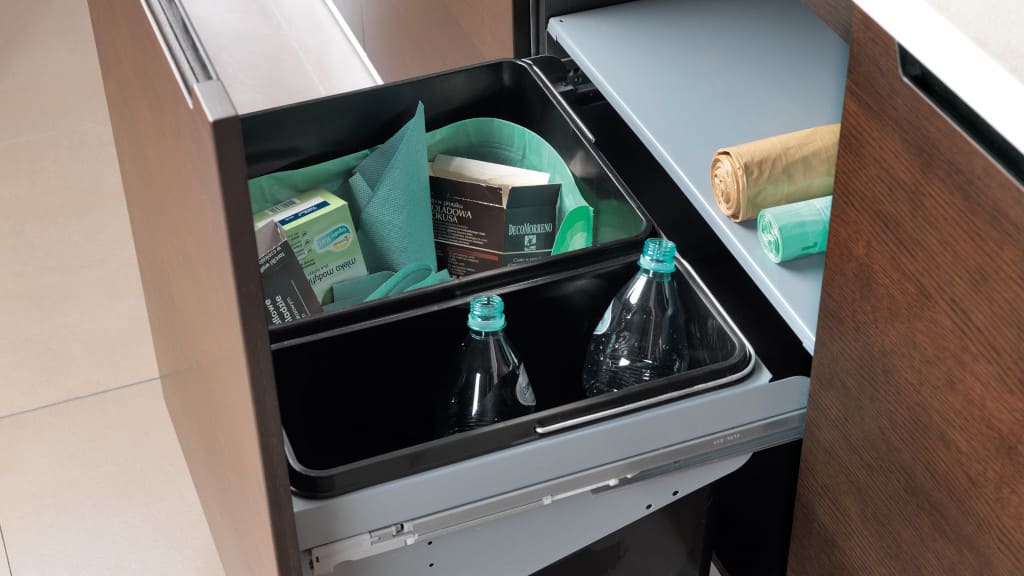 Funkcjonalne systemy przeznaczone do segregacji śmieci oferuje swoim klientom firma Black Red White. Wstawiane do szuflad kosze mają specjalnie zaprojektowaną ramę, która utrzymuje pojemniki.