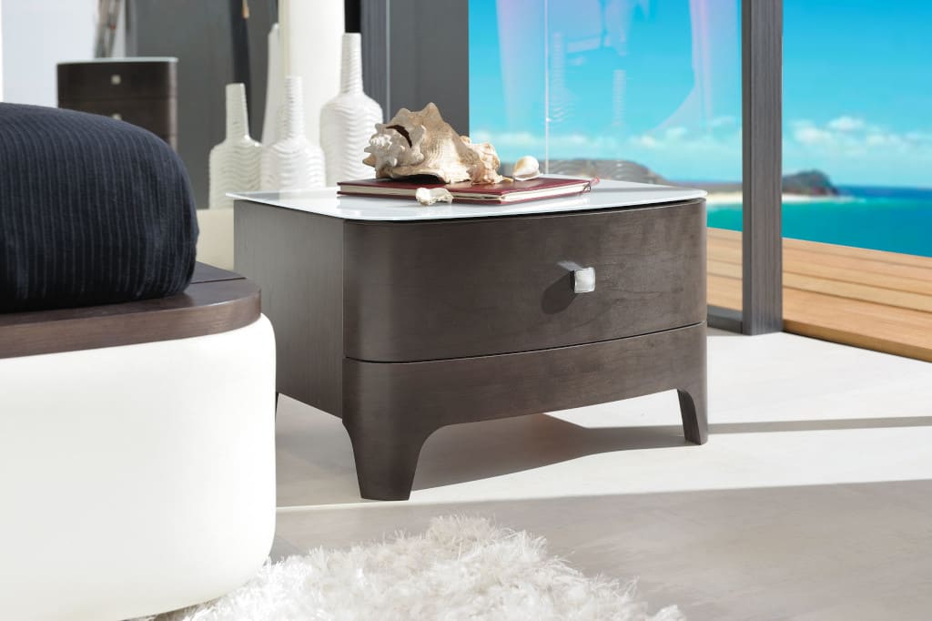 Szafki nocne z kolekcji „Bossa Nova” firmy Paged Meble wykonane są z drewna czereśniowego w modnym kolorze grey. Wymiary: 55x43x34 cm.