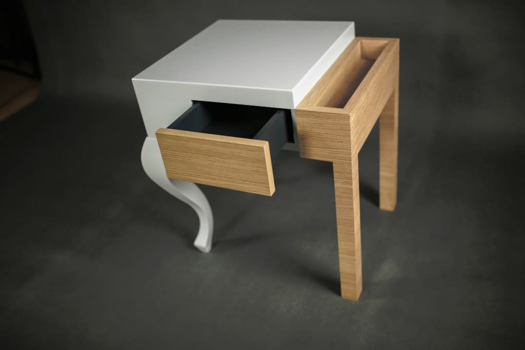 Szafka nocna z kolekcji „Telimena” (prod. Bazydlo Furniture) łączy w sobie elegancki design z funkcjonalnością.