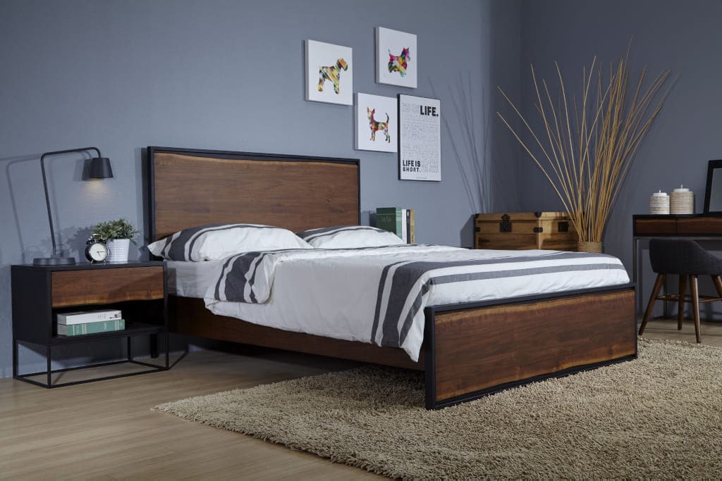 Szafki nocne z linii „Free Form” marki Vinotti zainteresują klientów, którzy doceniają piękno surowego drewna i wyrafinowany design.