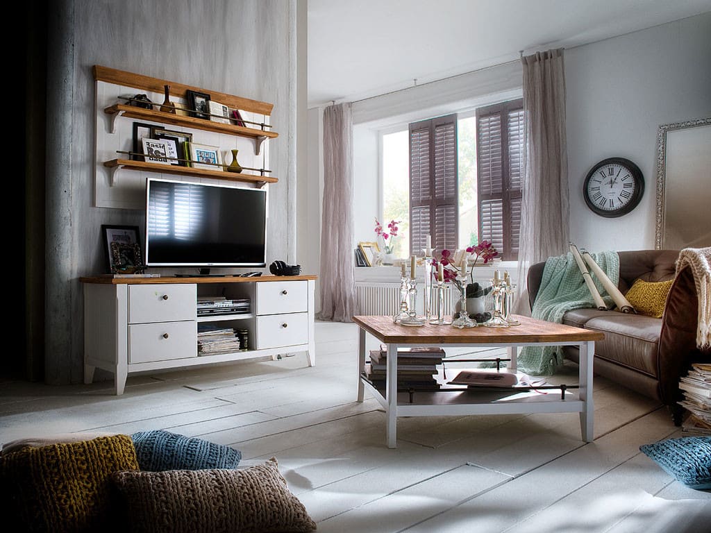 Szeroka szafka RTV z kolekcji „Fado” (dystr. Seart) pomieści każdy telewizor.